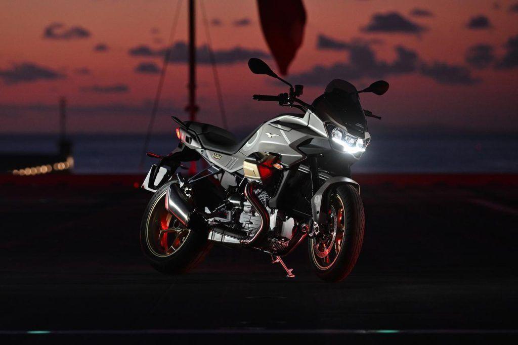 เปิดตัว Moto Guzzi V100 Mandello "Aviazione Navarre" รุ่นพิเศษ จำนวนจำกัด