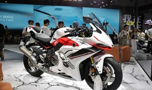 เปิดตัว Voge RR660S 2025 สปอร์ตฟูลแฟร์ริ่งเครื่องยนต์ 4 สูบเรียง
