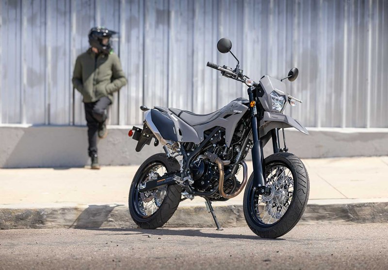 เปิดตัว Kawasaki KLX230SM ซุปเปอร์โมโตไซส์เล็ก รุ่นใหม่