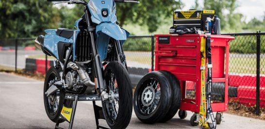 รายละเอียดที่น่าสนใจของ Suzuki DR-Z4SM ซุปเปอร์โมโตที่หลายๆ คนรอคอย