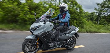 รีวิว Yamaha TMAX Tech MAX 2025 รุ่นใหม่ล่าสุด บิ๊กสกู๊ตเตอร์สายสปอร์ตตัวแรง!