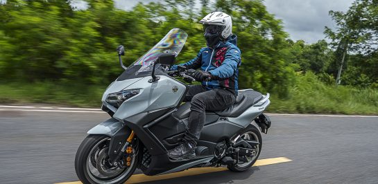 รีวิว Yamaha TMAX Tech MAX 2025 รุ่นใหม่ล่าสุด บิ๊กสกู๊ตเตอร์สายสปอร์ตตัวแรง!