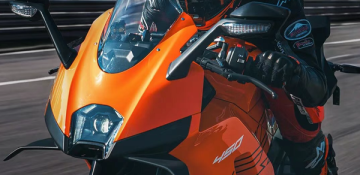เปิดตัว KTM RC450 2026 รุ่นใหม่ พลิกสูตรเดิมสู่เครื่องยนต์ 2 สูบ ดีไซน์ใหม่ดุดันกว่าเดิม