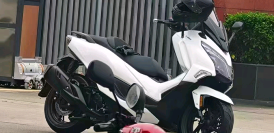 หรือนี่คือภาพ Suzuki บิ๊กสกู๊ตเตอร์ Burgman 350cc รุ่นใหม่?!